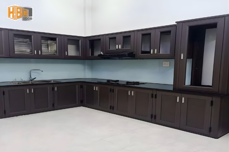 Tủ bếp nhôm Xingfa: Cấu tạo, ưu nhược điểm, báo giá 2025